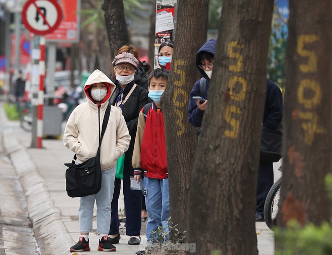 Đón gió mùa đông bắc, người dân Hà Nội đi làm đi học đầu tuần trong thời tiết lạnh - Ảnh 3.