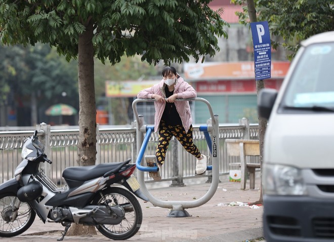 Đón gió mùa đông bắc, người dân Hà Nội đi làm đi học đầu tuần trong thời tiết lạnh - Ảnh 2.