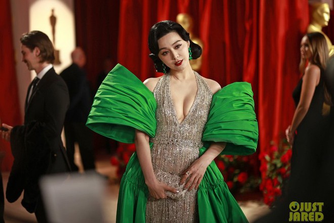 Thảm đỏ Oscar 2023: Phạm Băng Băng lộng lẫy như b&agrave; ho&agrave;ng, 2 ng&ocirc;i sao gốc &Aacute; hội ngộ - Ảnh 4.