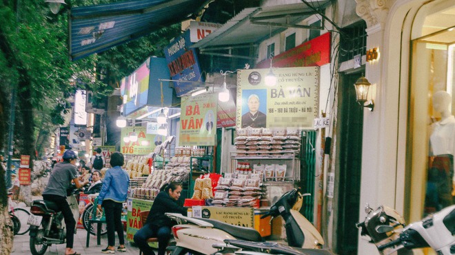 Hoang mang trước con phố c&oacute; nhiều &ldquo;b&agrave; V&acirc;n&rdquo; nhất H&agrave; Nội - Ảnh 1.