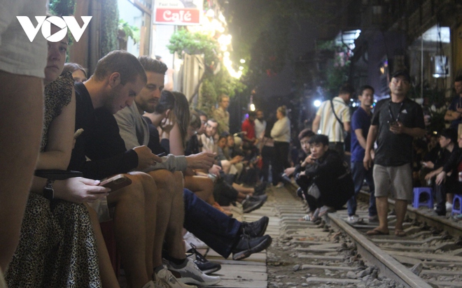 Du khách nước ngoài vẫn bất chấp nguy hiểm, tràn vào phố cà phê đường tàu Hà Nội - Ảnh 9.