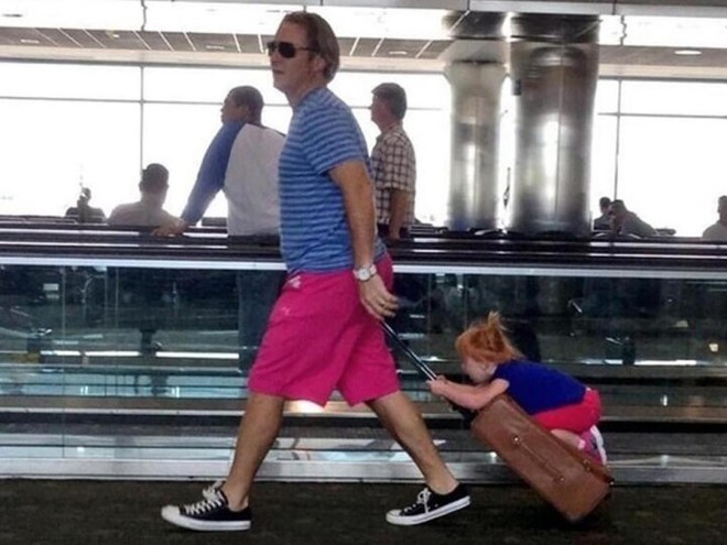 Không thể nhịn được cười trước loạt ảnh hài hước chỉ có thể chụp ở sân bay - Ảnh 8.