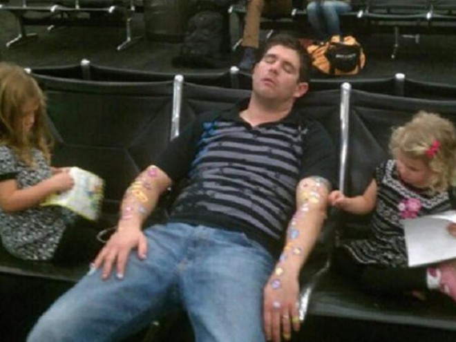 Không thể nhịn được cười trước loạt ảnh hài hước chỉ có thể chụp ở sân bay - Ảnh 7.
