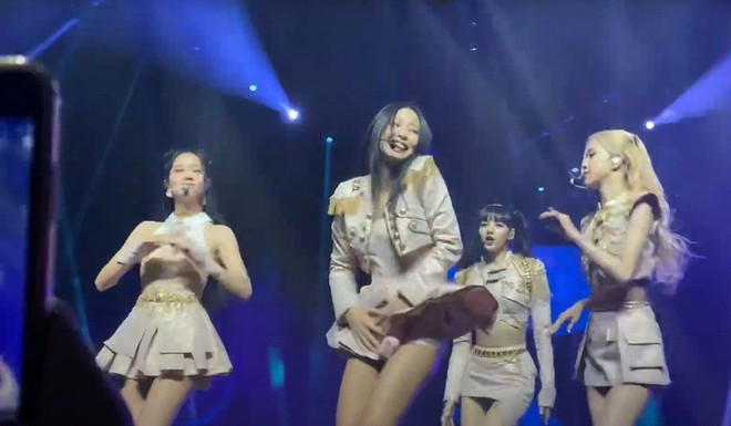 BLACKPINK nhiều lần hớ h&ecirc;nh v&igrave; trang phục diễn kiệm vải - Ảnh 5.