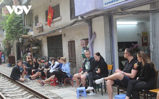 Du khách nước ngoài vẫn bất chấp nguy hiểm, tràn vào phố cà phê đường tàu Hà Nội - Ảnh 6.