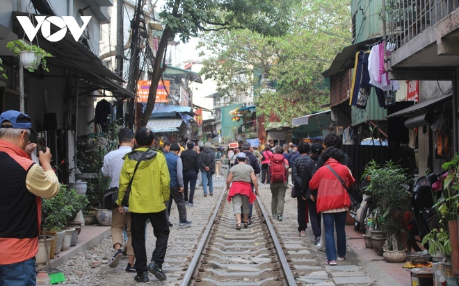 Du khách nước ngoài vẫn bất chấp nguy hiểm, tràn vào phố cà phê đường tàu Hà Nội - Ảnh 5.
