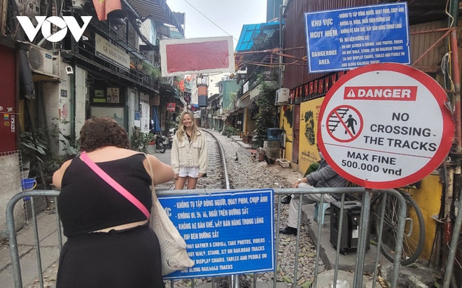 Du khách nước ngoài vẫn bất chấp nguy hiểm, tràn vào phố cà phê đường tàu Hà Nội - Ảnh 4.
