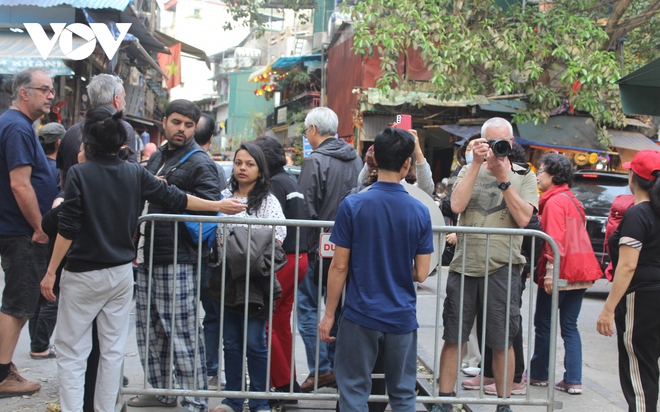 Du khách nước ngoài vẫn bất chấp nguy hiểm, tràn vào phố cà phê đường tàu Hà Nội - Ảnh 3.