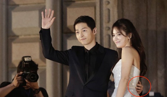 Loạt sao nam k&eacute;m tuổi lộ khoảnh khắc skinship với Song Hye Kyo, ngọt thế n&agrave;y hỏi sao thường vướng tin hẹn h&ograve; - Ảnh 8.