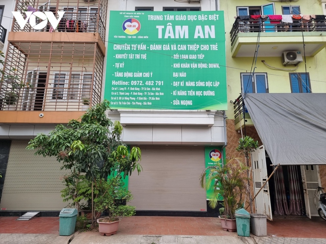 Tạm đ&igrave;nh chỉ trung t&acirc;m c&oacute; bảo mẫu đ&egrave; học sinh ra s&agrave;n, bịt mũi, banh miệng để đ&uacute;t cơm - Ảnh 2.