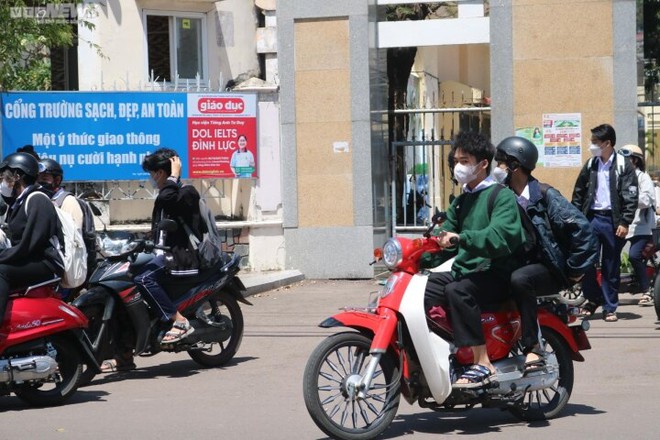 Học sinh v&ocirc; tư vượt đ&egrave;n đỏ, kh&ocirc;ng mũ bảo hiểm như chưa hề c&oacute; luật giao th&ocirc;ng - Ảnh 13.