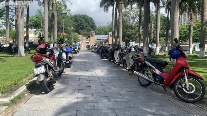 Học sinh v&ocirc; tư vượt đ&egrave;n đỏ, kh&ocirc;ng mũ bảo hiểm như chưa hề c&oacute; luật giao th&ocirc;ng - Ảnh 4.