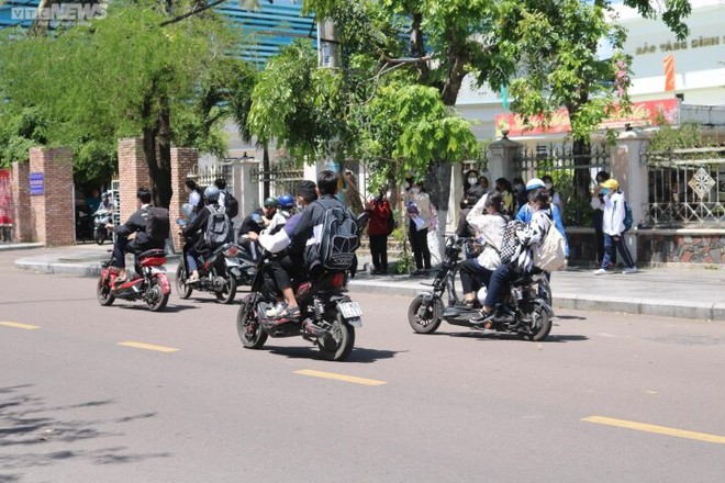 Học sinh v&ocirc; tư vượt đ&egrave;n đỏ, kh&ocirc;ng mũ bảo hiểm như chưa hề c&oacute; luật giao th&ocirc;ng - Ảnh 3.