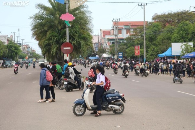 Học sinh v&ocirc; tư vượt đ&egrave;n đỏ, kh&ocirc;ng mũ bảo hiểm như chưa hề c&oacute; luật giao th&ocirc;ng - Ảnh 12.