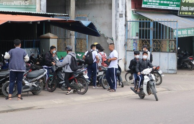 Học sinh v&ocirc; tư vượt đ&egrave;n đỏ, kh&ocirc;ng mũ bảo hiểm như chưa hề c&oacute; luật giao th&ocirc;ng - Ảnh 11.