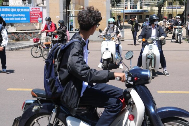 Học sinh v&ocirc; tư vượt đ&egrave;n đỏ, kh&ocirc;ng mũ bảo hiểm như chưa hề c&oacute; luật giao th&ocirc;ng - Ảnh 10.