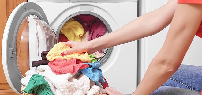 6 mẹo hay gi&uacute;p quần &aacute;o vẫn nhanh kh&ocirc; v&agrave; thơm tho như thường d&ugrave; trời kh&ocirc;ng c&oacute; nắng - Ảnh 1.