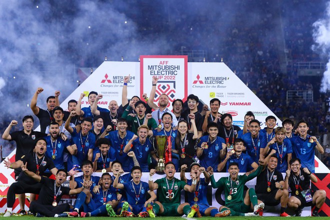 Nh&igrave;n Th&aacute;i Lan li&ecirc;n tục được mời ăn cỗ, HLV Troussier liệu c&oacute; thấy chạnh l&ograve;ng cho tuyển Việt Nam? - Ảnh 1.