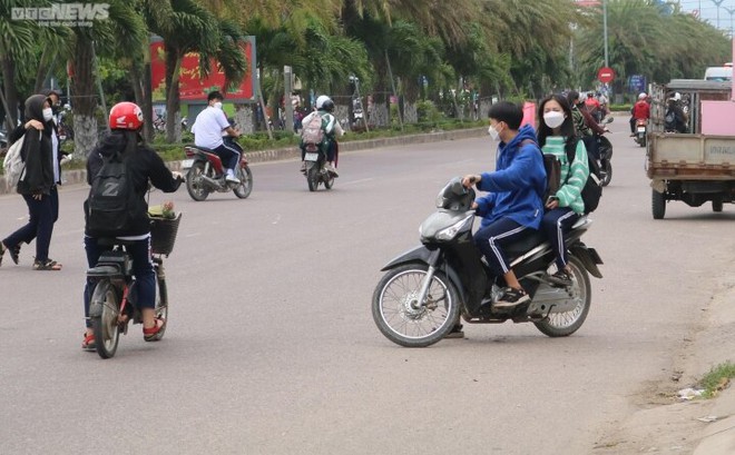 Học sinh v&ocirc; tư vượt đ&egrave;n đỏ, kh&ocirc;ng mũ bảo hiểm như chưa hề c&oacute; luật giao th&ocirc;ng - Ảnh 9.