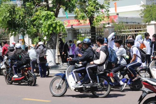 Học sinh v&ocirc; tư vượt đ&egrave;n đỏ, kh&ocirc;ng mũ bảo hiểm như chưa hề c&oacute; luật giao th&ocirc;ng - Ảnh 8.