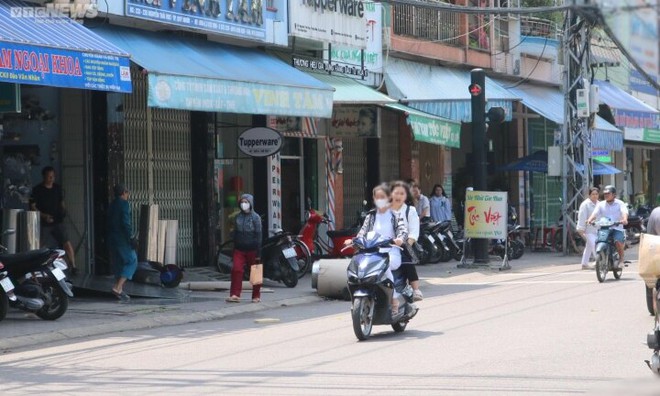 Học sinh v&ocirc; tư vượt đ&egrave;n đỏ, kh&ocirc;ng mũ bảo hiểm như chưa hề c&oacute; luật giao th&ocirc;ng - Ảnh 6.