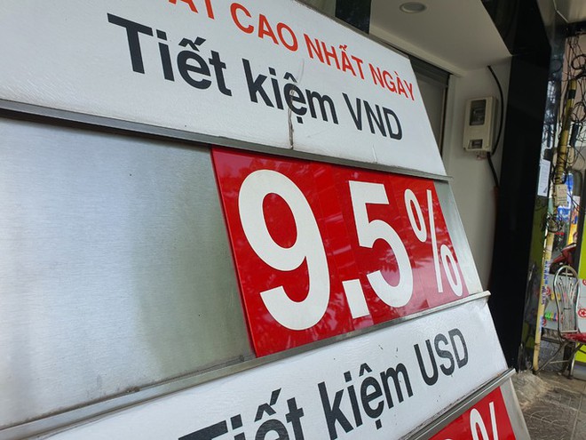 L&atilde;i suất giảm nhanh, người gửi tiền bất ngờ - Ảnh 1.