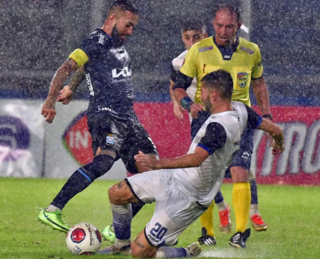 Bắt cầu thủ dầm mưa đá thêm 42 phút bù giờ, trọng tài bị treo còi vô thời hạn - Ảnh 1.