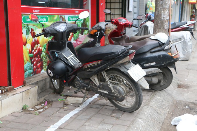 Bi h&agrave;i cảnh sinh hoạt 1 m&eacute;t vỉa h&egrave; chia đ&ocirc;i của người d&acirc;n H&agrave; Nội - Ảnh 2.