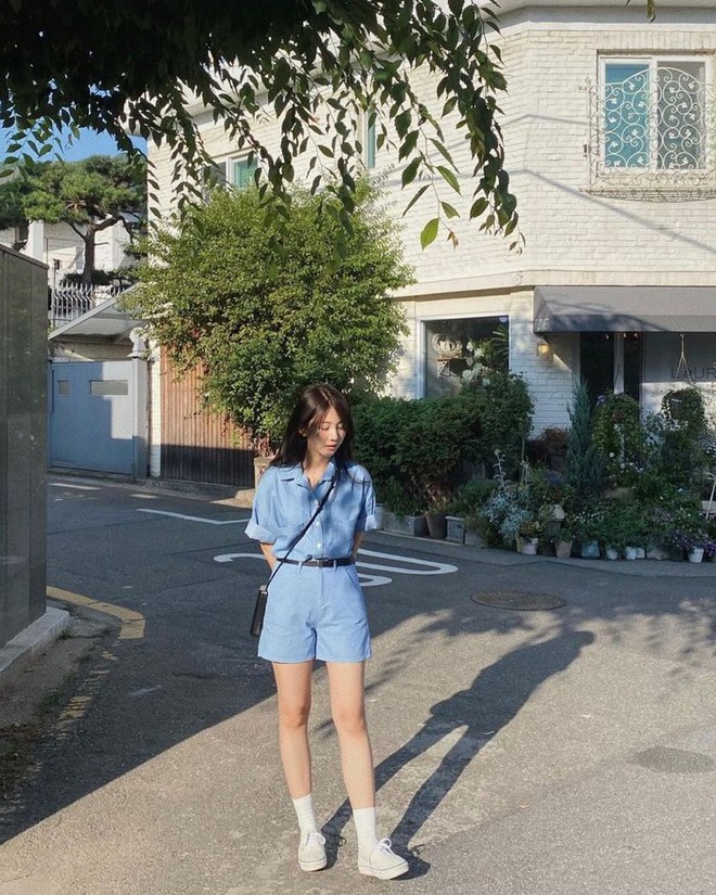 Kiểu &aacute;o sơ mi t&ocirc;n da cứ mặc l&ecirc;n l&agrave; trẻ th&ecirc;m v&agrave;i tuổi - Ảnh 9.