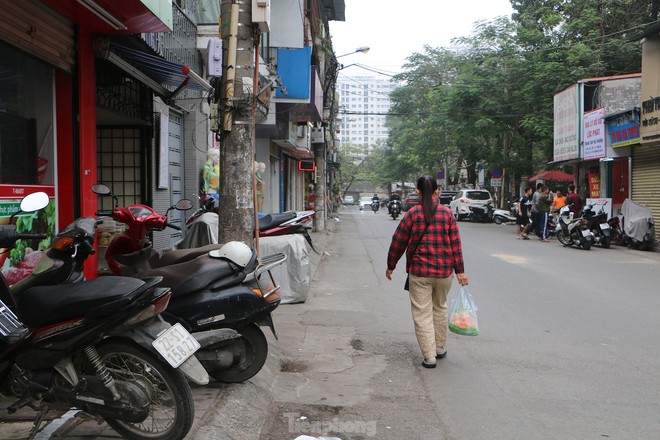 Bi h&agrave;i cảnh sinh hoạt 1 m&eacute;t vỉa h&egrave; chia đ&ocirc;i của người d&acirc;n H&agrave; Nội - Ảnh 9.
