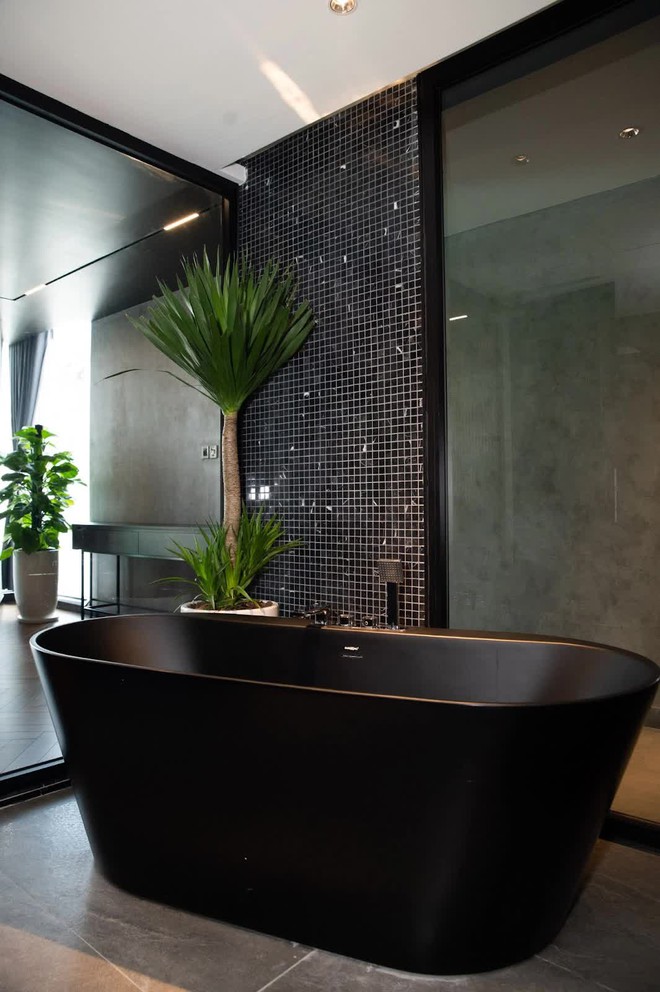 Vợ chồng 9x chi 10 tỷ đồng cải tạo kh&aacute;ch sạn cũ 700m2 th&agrave;nh ng&ocirc;i nh&agrave; cực phong c&aacute;ch: Vừa l&agrave; tổ ấm, vừa kinh doanh gi&uacute;p tận dụng hiệu quả tối đa - Ảnh 3.