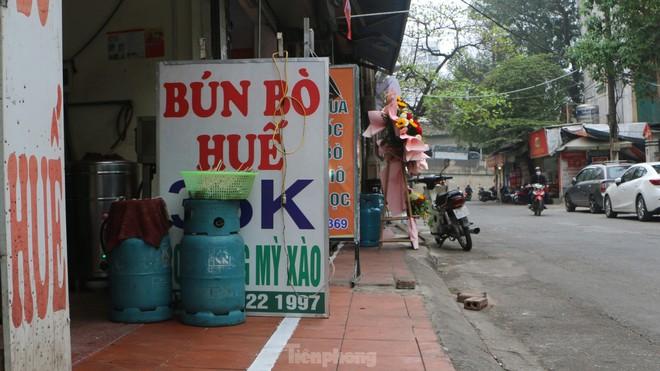 Bi h&agrave;i cảnh sinh hoạt 1 m&eacute;t vỉa h&egrave; chia đ&ocirc;i của người d&acirc;n H&agrave; Nội - Ảnh 6.