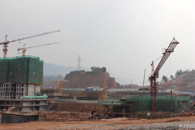 Ngôi nhà 150m2 ở Trung Quốc nằm chênh vênh ở độ cao 20m vì bị chủ đầu tư đào móng để thi công: Điện nước bị cắt vẫn không chịu nhúc nhích, chỉ rời đi khi được tòa án hòa giải - Ảnh 3.