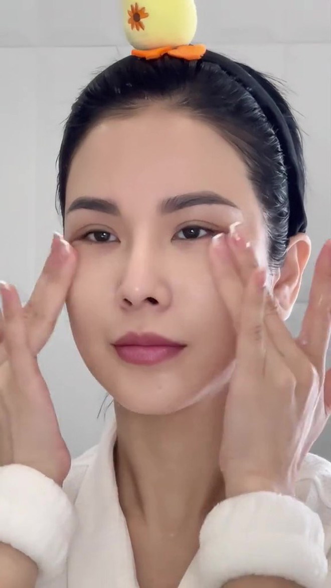 Diệp Lâm Anh skincare 8 bước mỗi sáng: Gấp đôi serum, đắp 2 lần mặt nạ, dưỡng trắng và chống lão hóa siêu cẩn thận - Ảnh 6.