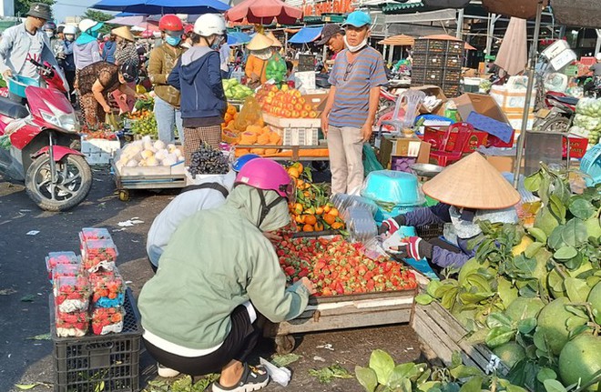 B&agrave; nội trợ TP.HCM cho&aacute;ng ngợp với d&acirc;u t&acirc;y gắn m&aacute;c Đ&agrave; Lạt, Sơn La tr&agrave;n ngập đường phố - Ảnh 10.