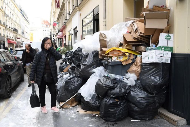 Sốc với loạt ảnh tại kinh đô ánh sáng Paris: 10.000 tấn rác chồng chất như núi, vẻ hoa lệ ngày nào bị xóa nhòa bởi mùi hôi thối - Ảnh 10.