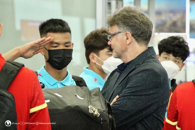 U23 Việt Nam chia 2 nhóm, mất 18 tiếng để hội quân tại Qatar - Ảnh 1.