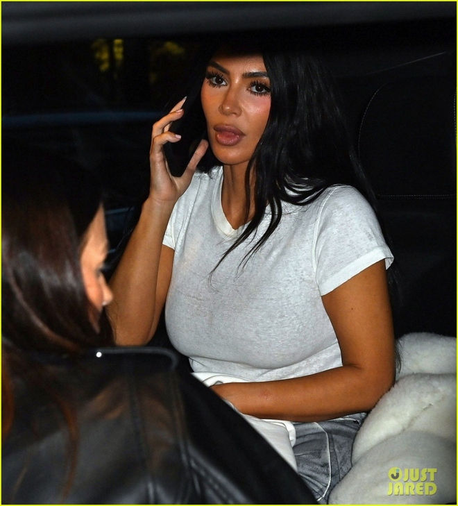 Kim Kardashian l&ecirc;n đồ c&aacute; t&iacute;nh đi mua sắm ở Anh - Ảnh 4.