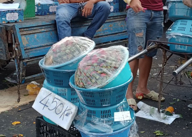 Bà nội trợ TP.HCM choáng ngợp với dâu tây gắn mác Đà Lạt, Sơn La tràn ngập đường phố - Ảnh 7.