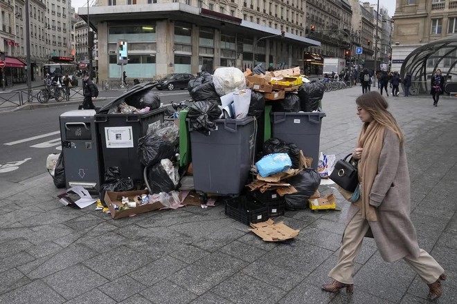 Sốc với loạt ảnh tại kinh đô ánh sáng Paris: 10.000 tấn rác chồng chất như núi, vẻ hoa lệ ngày nào bị xóa nhòa bởi mùi hôi thối - Ảnh 7.