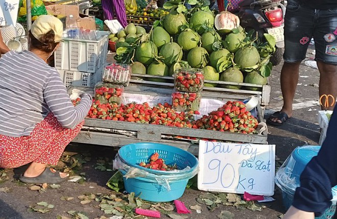 B&agrave; nội trợ TP.HCM cho&aacute;ng ngợp với d&acirc;u t&acirc;y gắn m&aacute;c Đ&agrave; Lạt, Sơn La tr&agrave;n ngập đường phố - Ảnh 3.