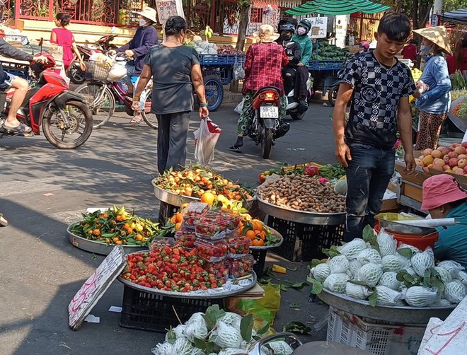 Bà nội trợ TP.HCM choáng ngợp với dâu tây gắn mác Đà Lạt, Sơn La tràn ngập đường phố - Ảnh 2.