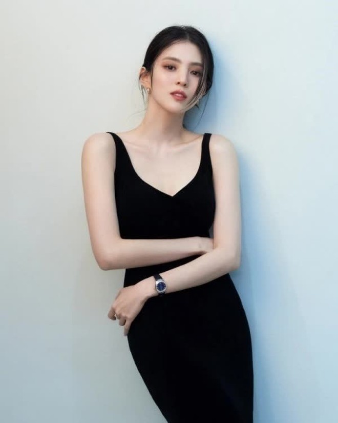 Song Hye Kyo và Han So Hee cùng mặc váy đen: Đàn chị quá an toàn, cô em lấn át với vẻ \&apos;tắc kè hoa\&apos; - Ảnh 10.