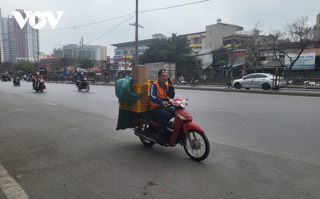 T&agrave;i xế c&ocirc;ng nghệ ngh&ecirc;nh ngang vi phạm luật giao th&ocirc;ng - Ảnh 1.