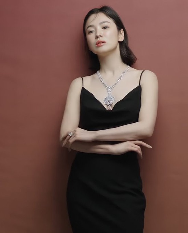Song Hye Kyo và Han So Hee cùng mặc váy đen: Đàn chị quá an toàn, cô em lấn át với vẻ \&apos;tắc kè hoa\&apos; - Ảnh 5.