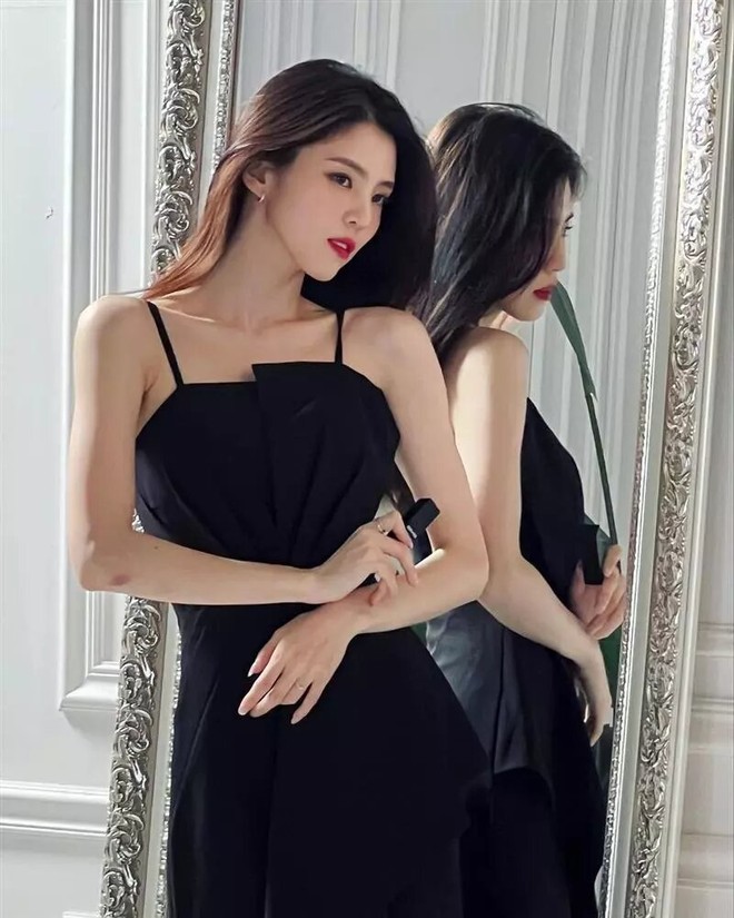 Song Hye Kyo và Han So Hee cùng mặc váy đen: Đàn chị quá an toàn, cô em lấn át với vẻ \&apos;tắc kè hoa\&apos; - Ảnh 10.