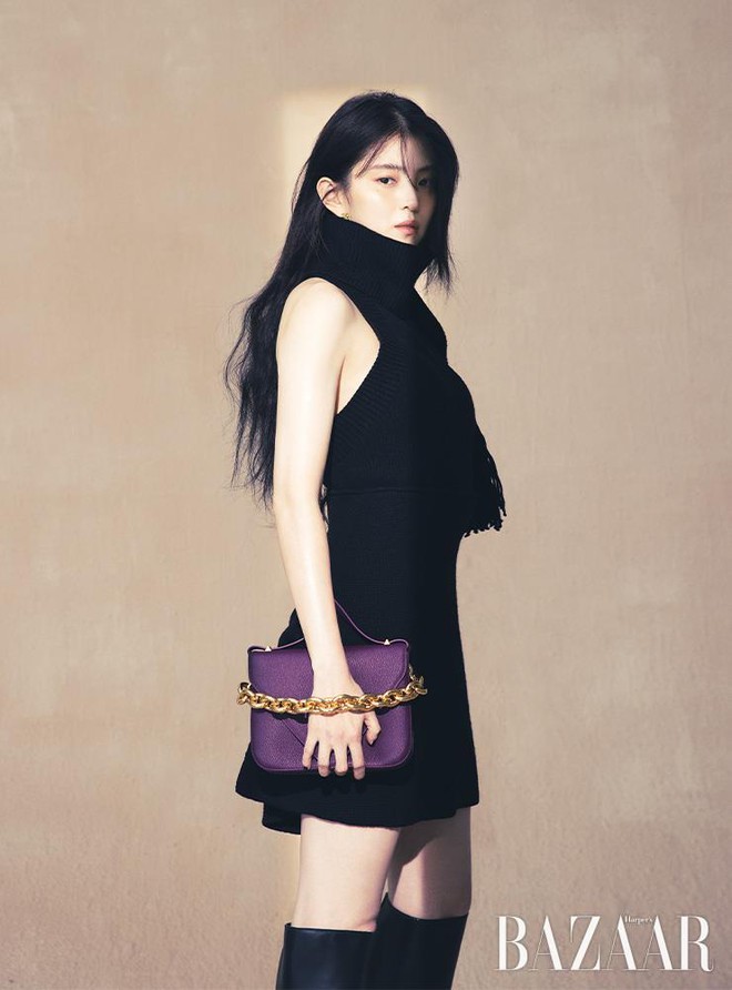 Song Hye Kyo và Han So Hee cùng mặc váy đen: Đàn chị quá an toàn, cô em lấn át với vẻ \&apos;tắc kè hoa\&apos; - Ảnh 9.
