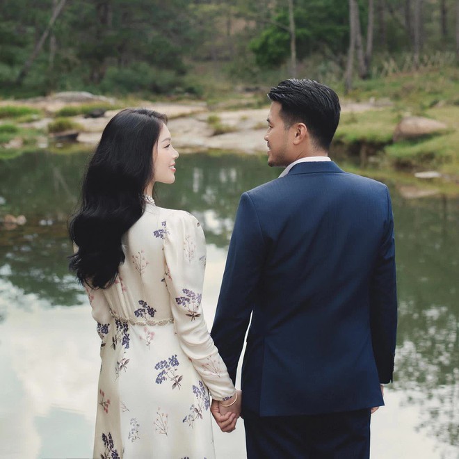 Linh Rin - Chi Pu: Đ&ocirc;i bạn th&acirc;n bằng tuổi, đẹp như nhau nhưng người lấy đại gia, người mang tiếng y&ecirc;u bồ cũ bạn th&acirc;n - Ảnh 4.