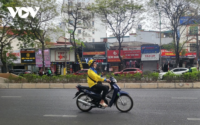 T&agrave;i xế c&ocirc;ng nghệ ngh&ecirc;nh ngang vi phạm luật giao th&ocirc;ng - Ảnh 2.