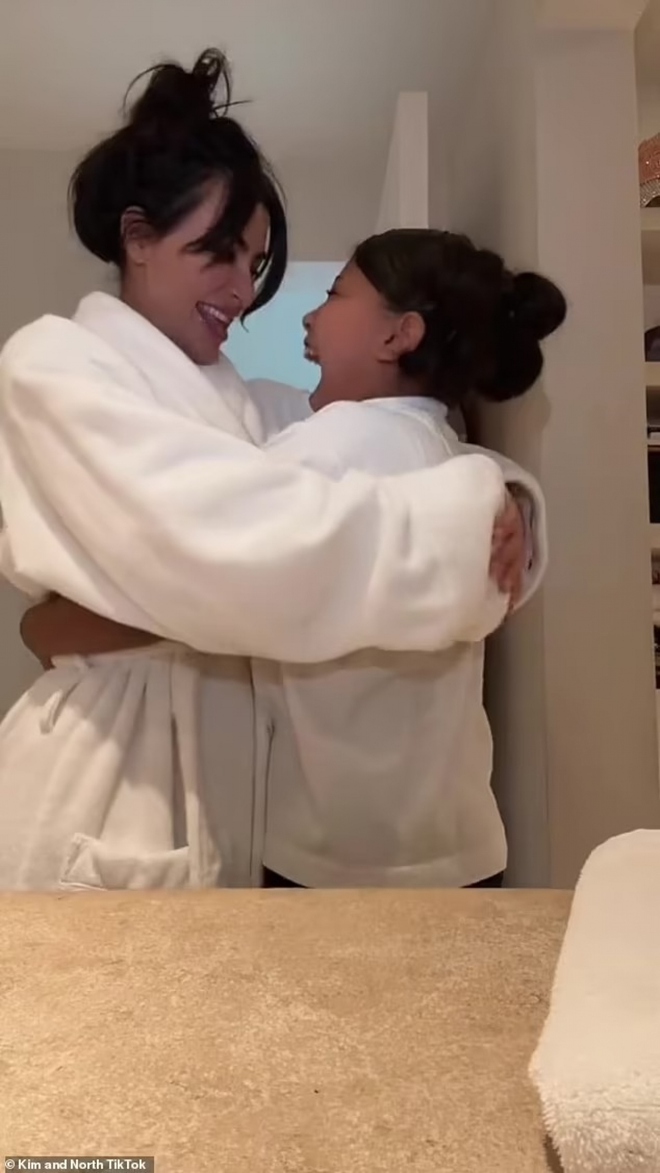 Kim Kardashian mặc áo choàng kín đáo cùng con gái quay video Tiktok - Ảnh 7.